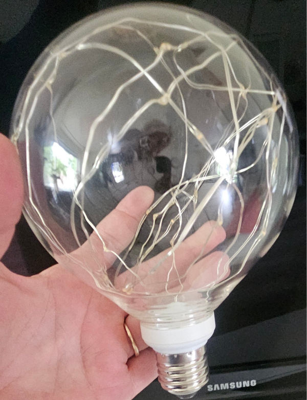"Gloeilamp" met draadverlichting