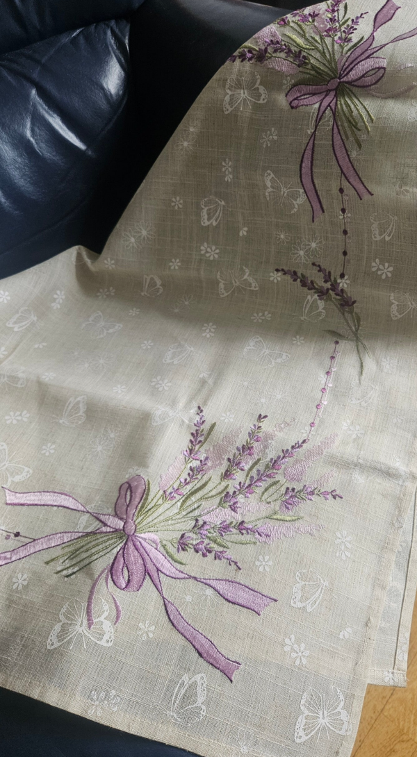 Tafelkleedje met geborduurde lavendel