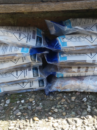De ratten zitten in de ziplockzak en vervolgens in de biosafty zak.