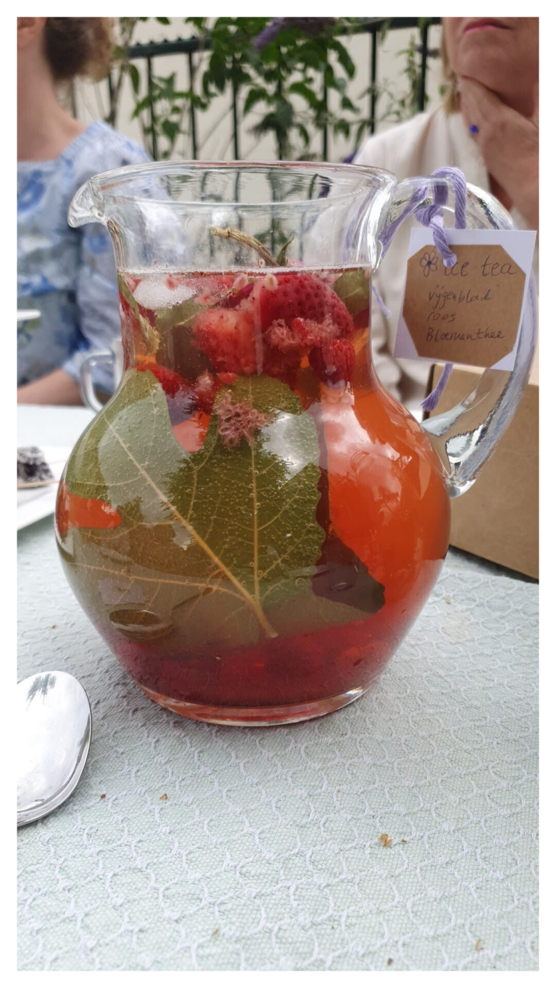 Thee van vijgenblad en roos