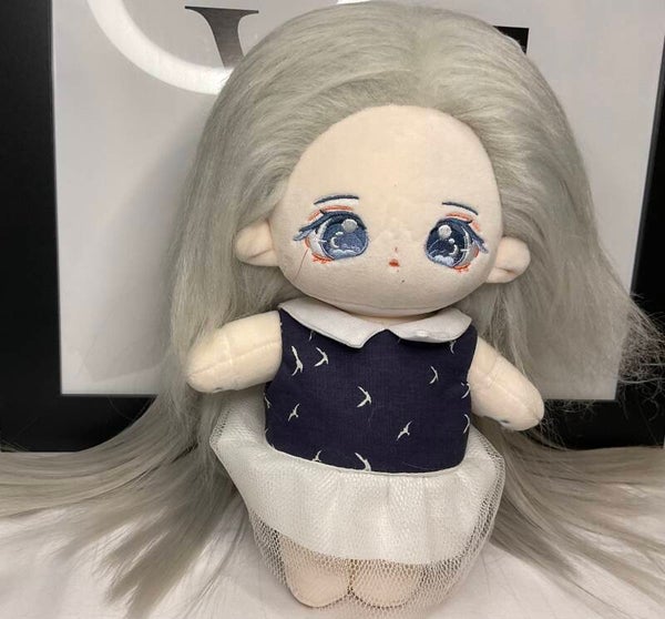 Silberhaariges Mädchen mit verlängerten Haaren