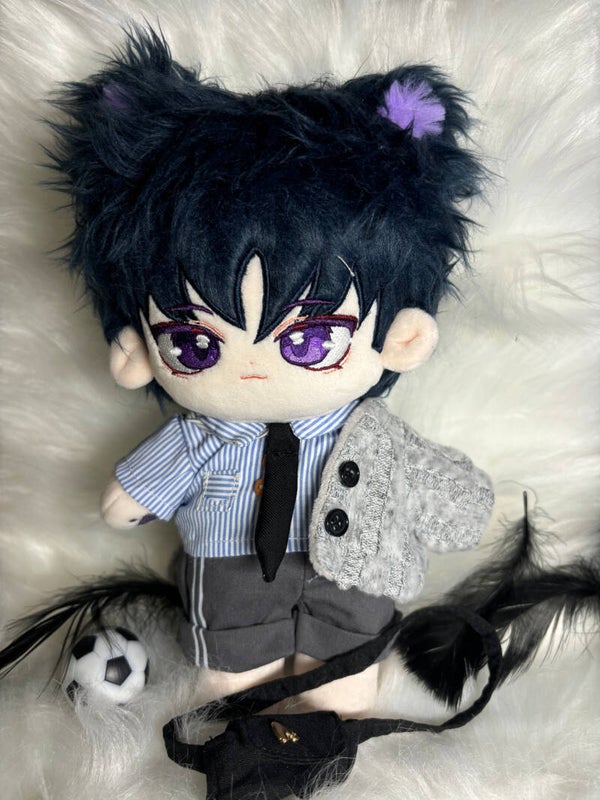 Hybrid Junge mit violetten Ohren