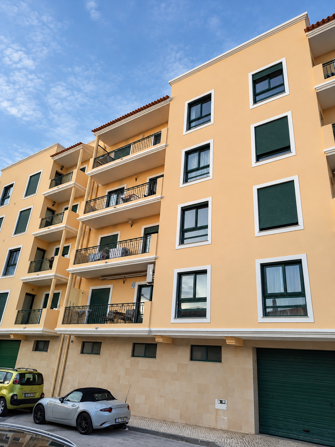 Appartementengebouw van Zona Alta in Olhão, met balkons en vakantieappartementen in de Algarve.