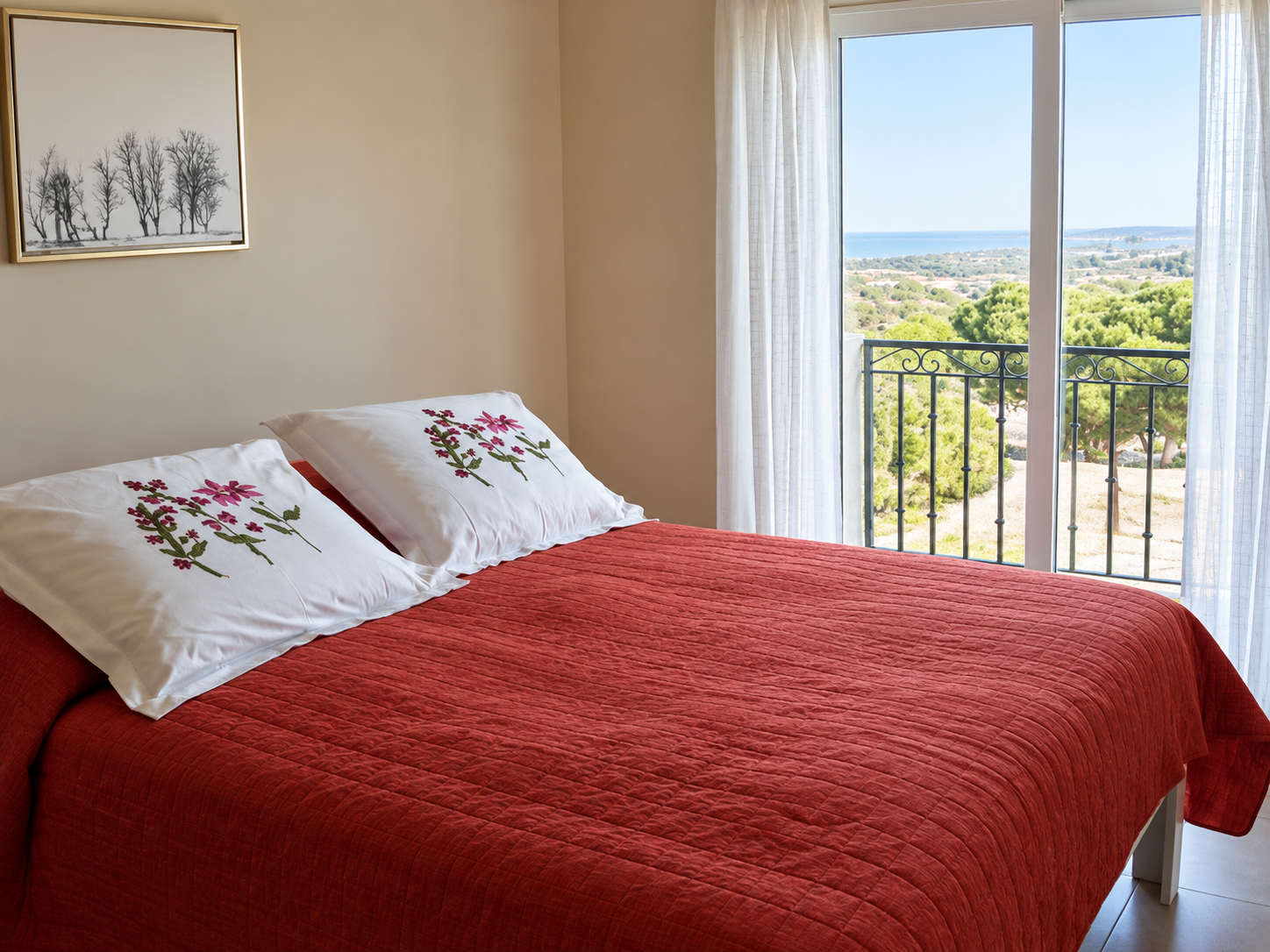 Slaapkamer in vakantieappartement Zona Alta in Olhão met comfortabele Auping bedden.