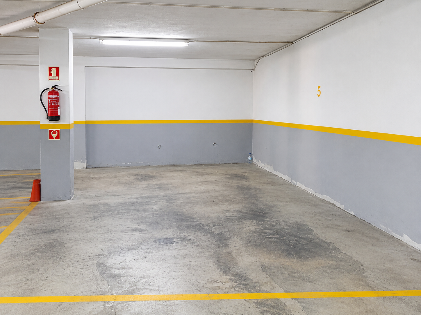 Overdekte parkeergarage bij vakantieappartement Zona Alta in Olhão, Algarve.