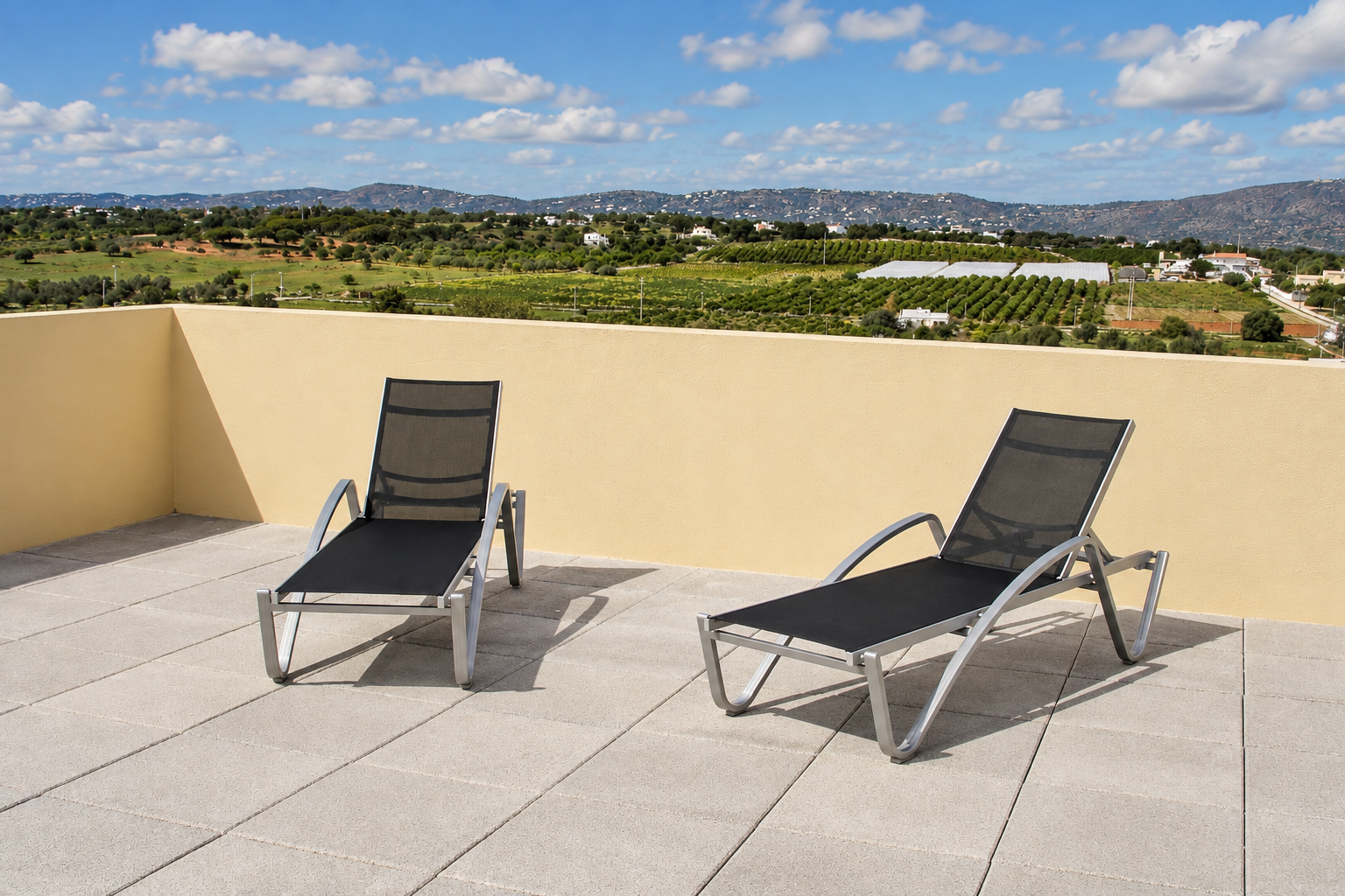 Gemeenschappelijk dakterras bij Zona Alta in Olhão met panoramisch uitzicht over zee en de bergen van de Algarve.