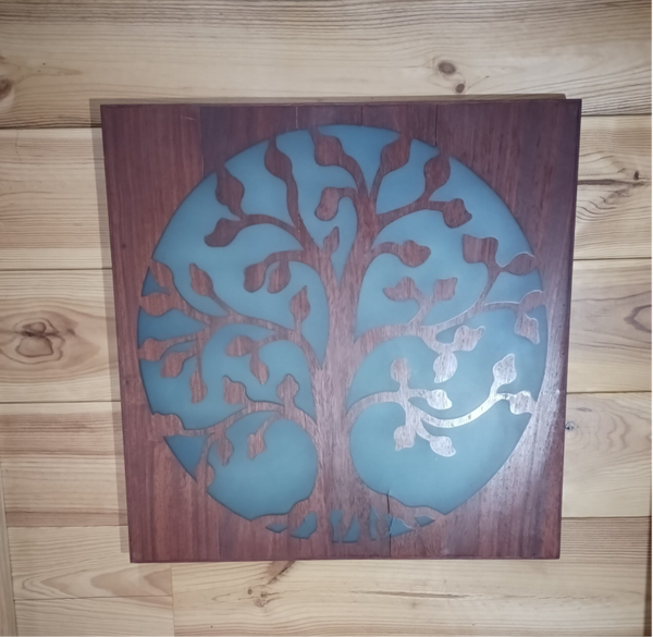 Levensboom in Padouk met blauwe epoxy