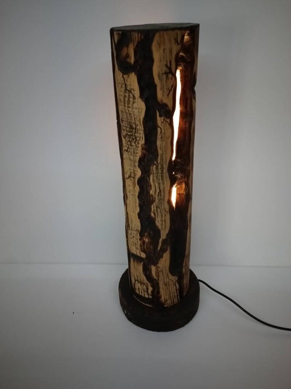 Sfeerlamp in hout met gebrande stukken