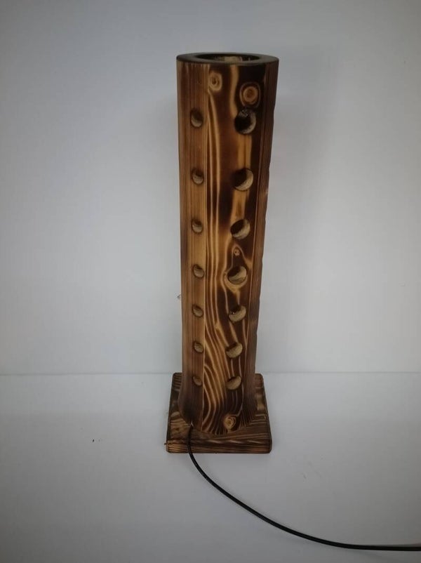 Sfeerlamp met ronde gaten in gebrand hout