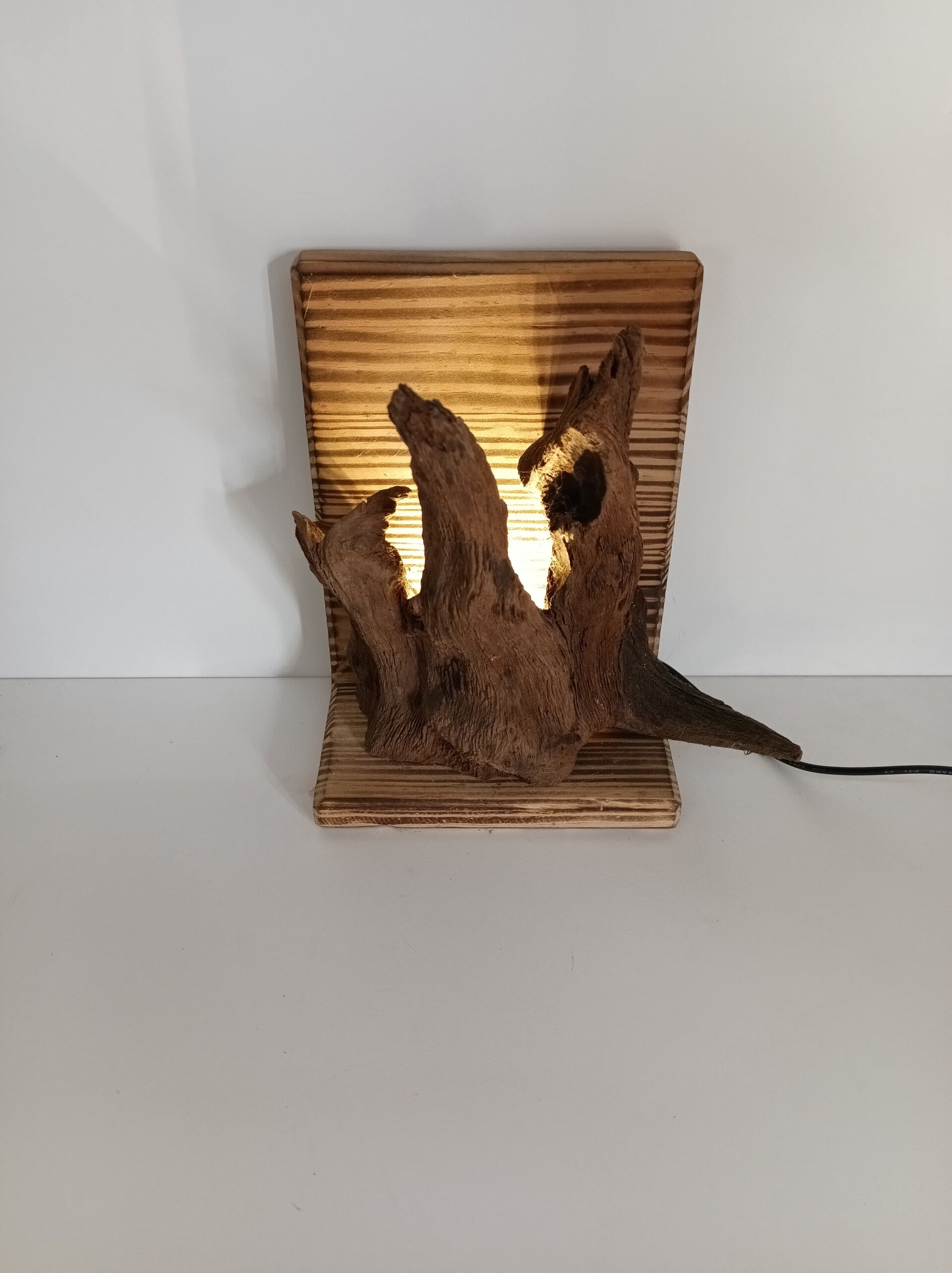Sfeerlamp gemaakt uit een natuurstronk