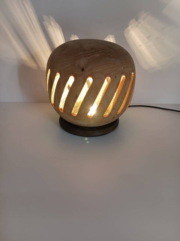 Sfeerlamp bolvorm met schuine sleuven
