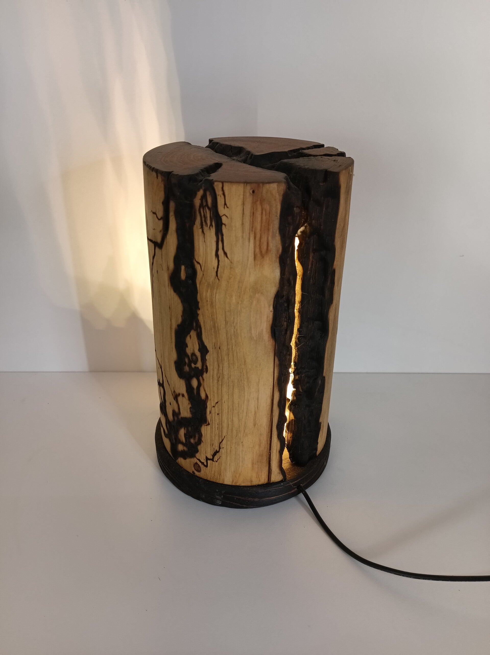 Sfeerlamp in hout met gebrande stukken