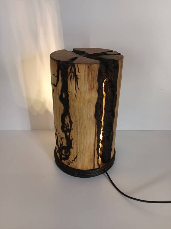 Sfeerlamp in hout met gebrande stukken