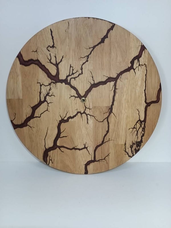 Klok in hout met bliksems - verschillende vormen en kleuren