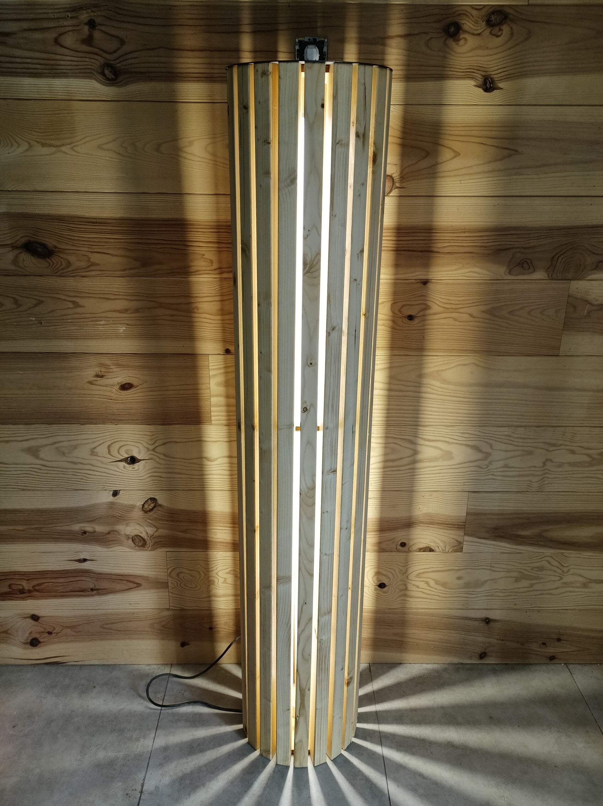 Staande houten lamp in vurenhout