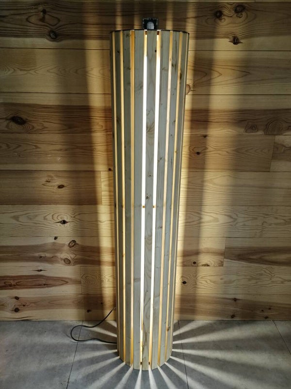 Staande houten lamp in vurenhout
