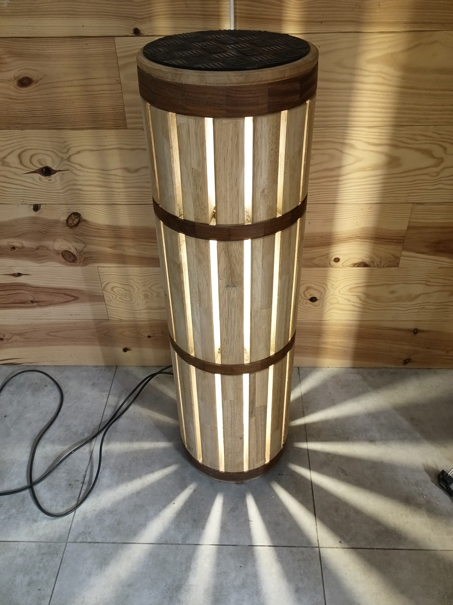 Staande vurenhouten lamp met ringen in rubberwood en afromosia