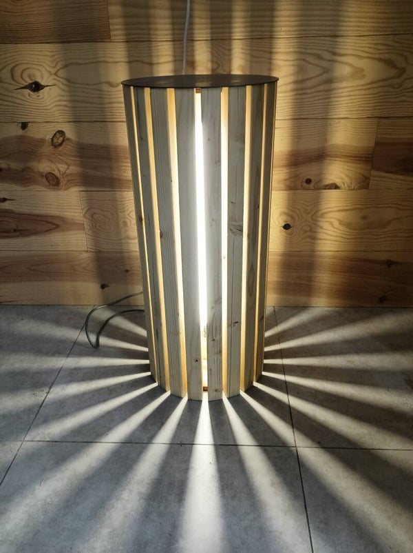 Staande houten lamp in vurenhout