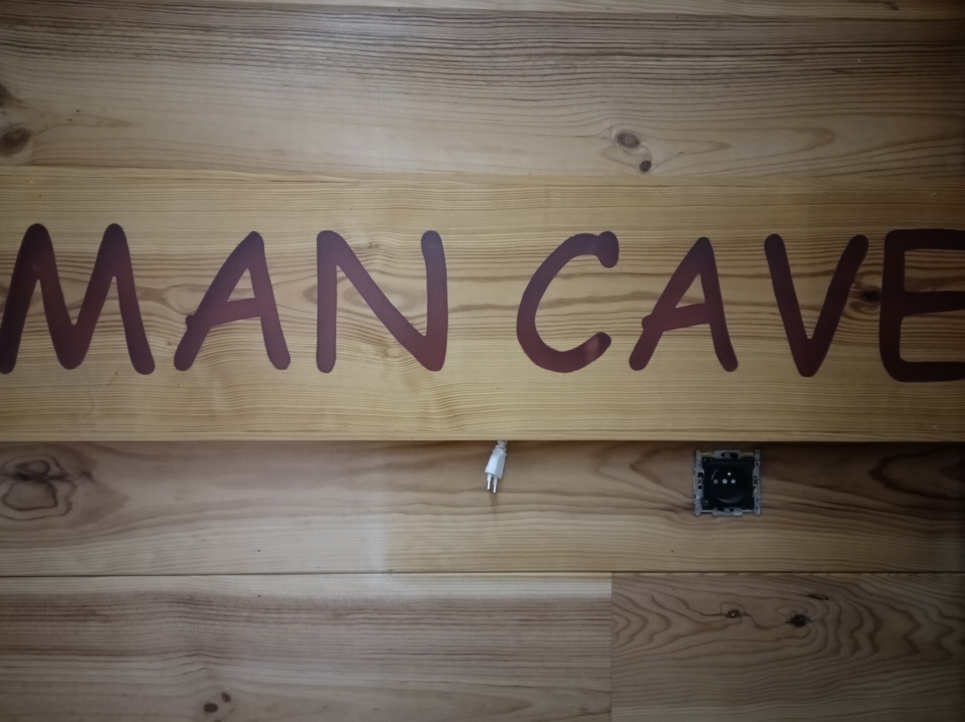 Mancave in rode epoxy met ledverlichting