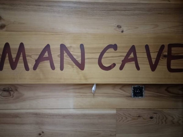 Mancave in rode epoxy met ledverlichting