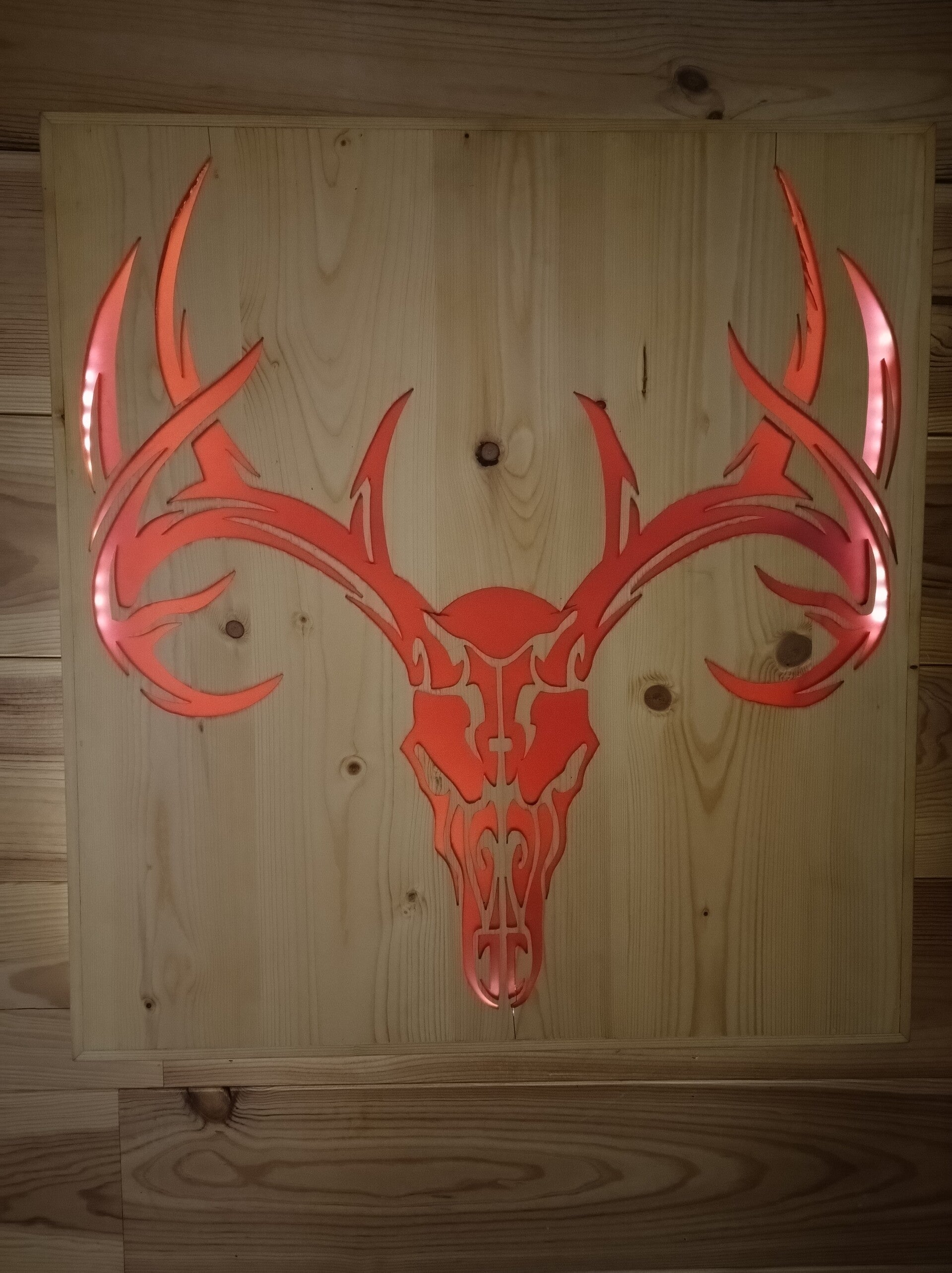 Deer Skull in eikenhouthout met bordeaux epoxy