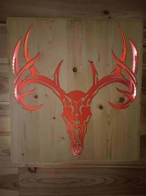 Deer Skull in eikenhouthout met bordeaux epoxy