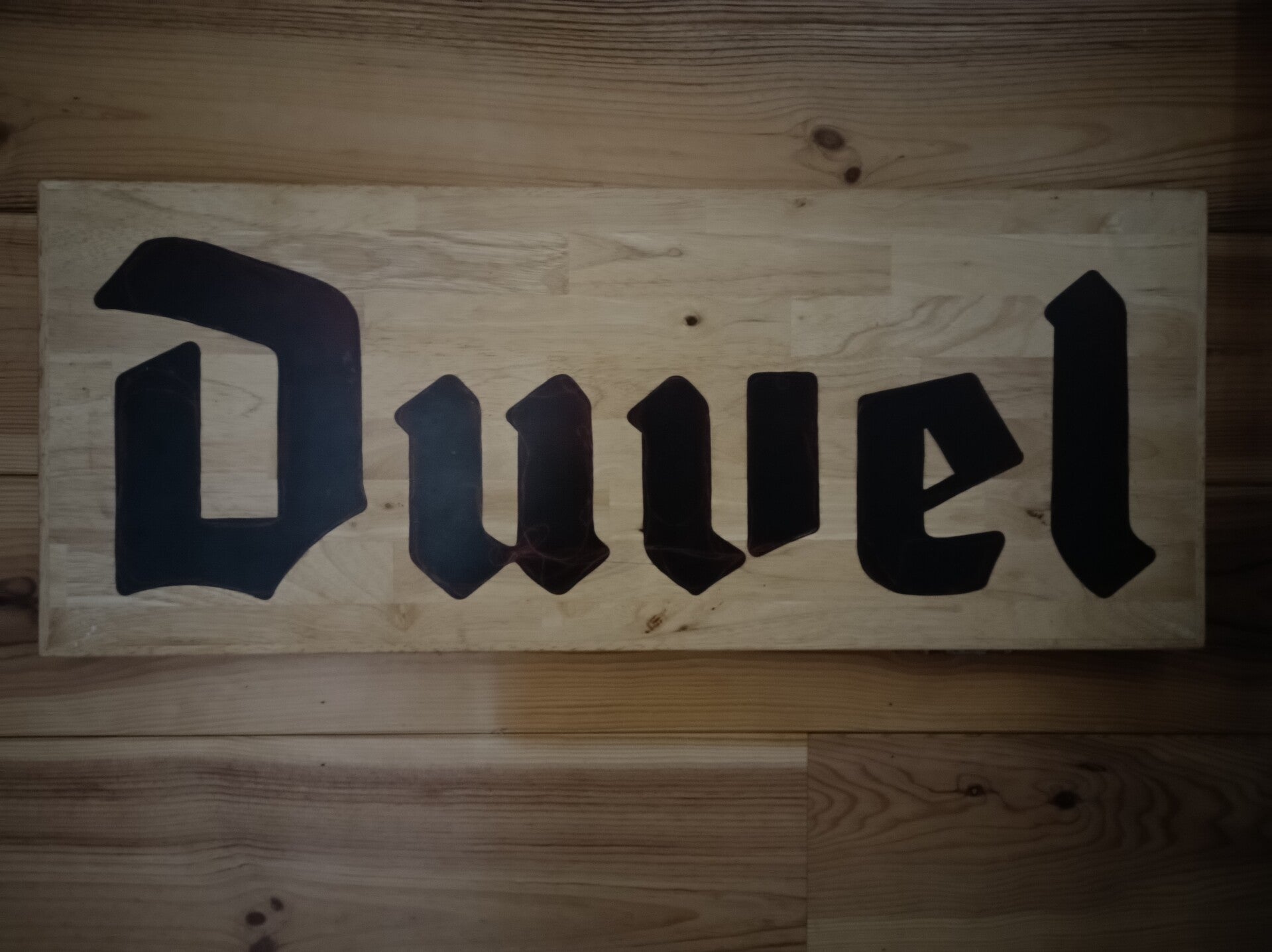 Logo Duvel in zwarte epoxy