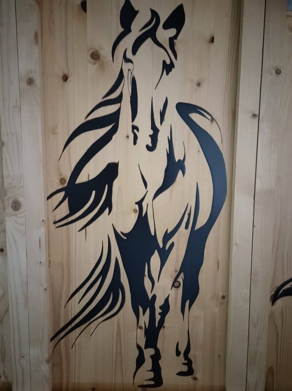 Paard in zwarte epoxy