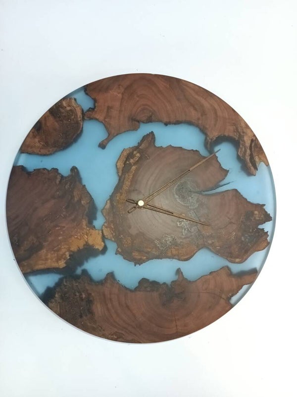 Klok met blauwe epoxy
