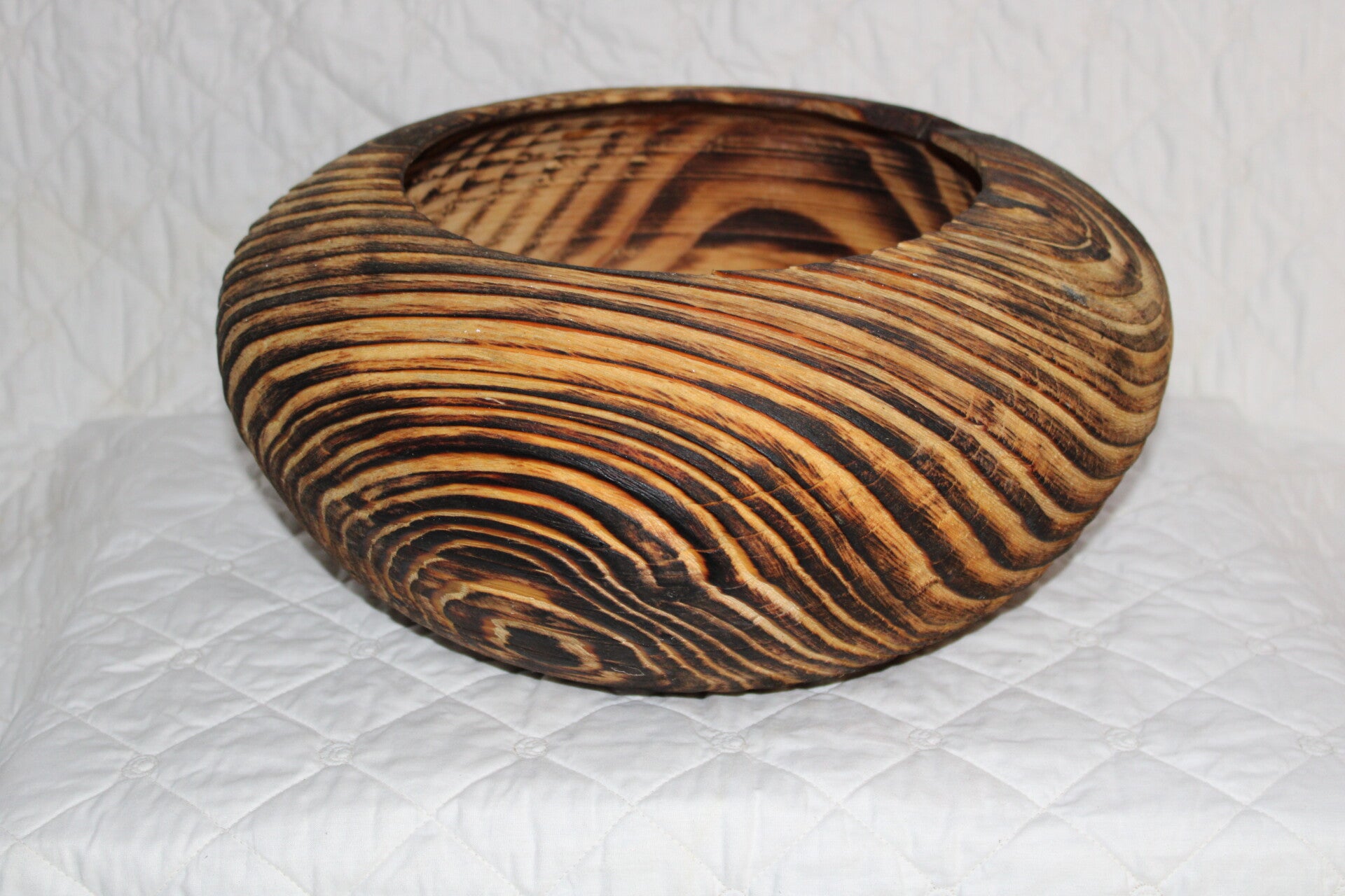 houten gebrande kom met groffe nerf