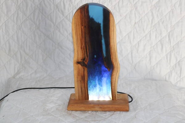 Lamp in eik met blauwe epoxy