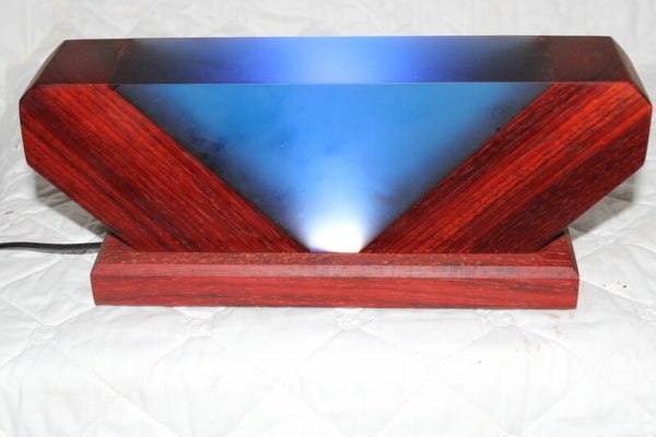 Lamp in Padouk met blauwe epoxy