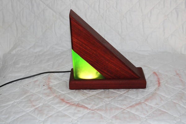 Lamp in Padouk met groene epoxy
