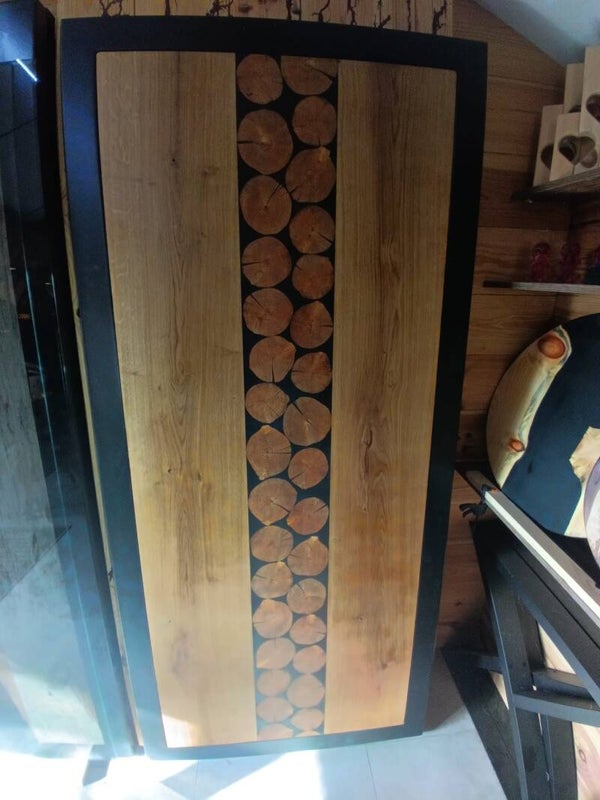 Tafel in blabla hout met metalen rand