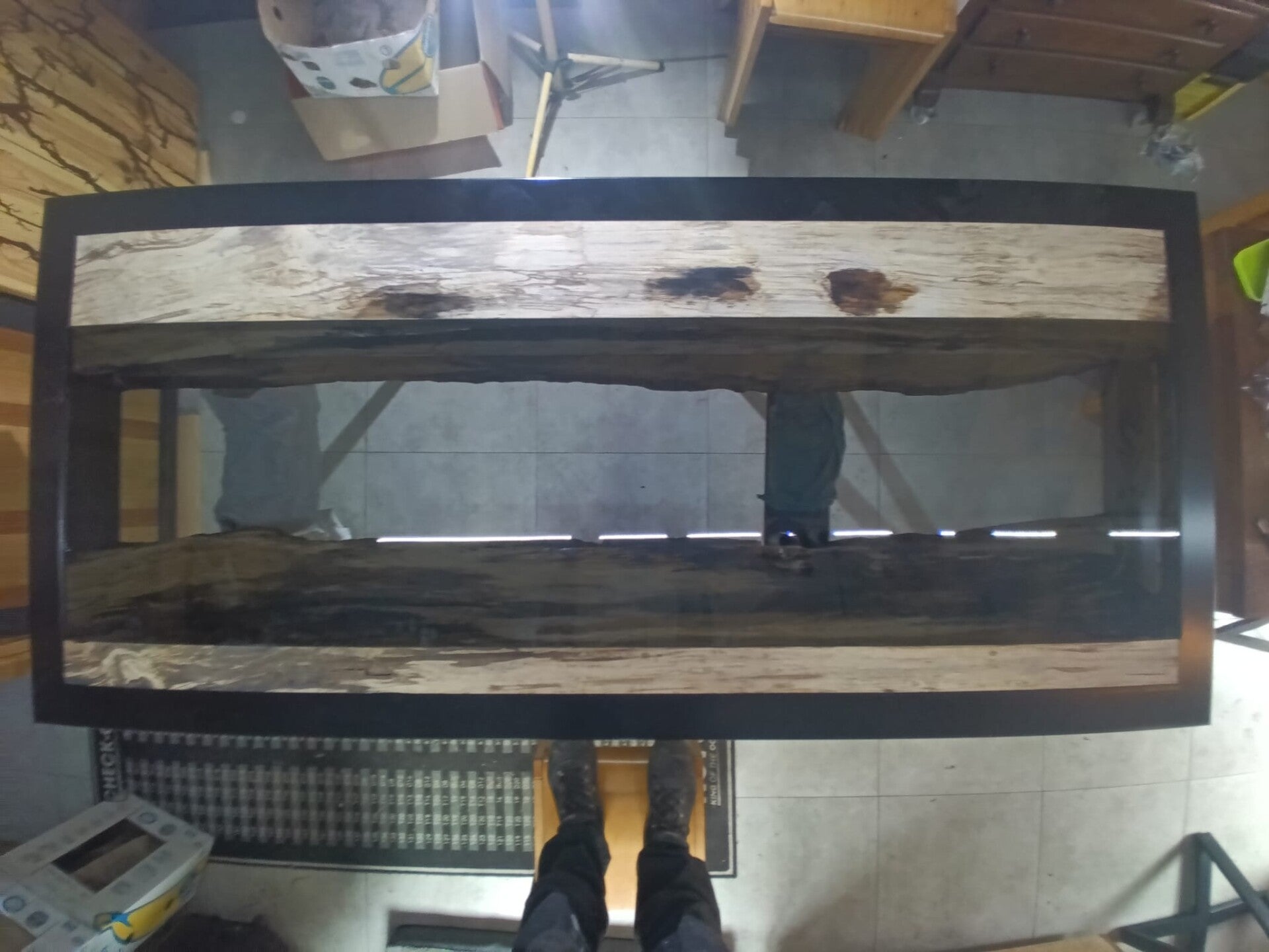 Tafel uit eiken stammen met heldere epoxy