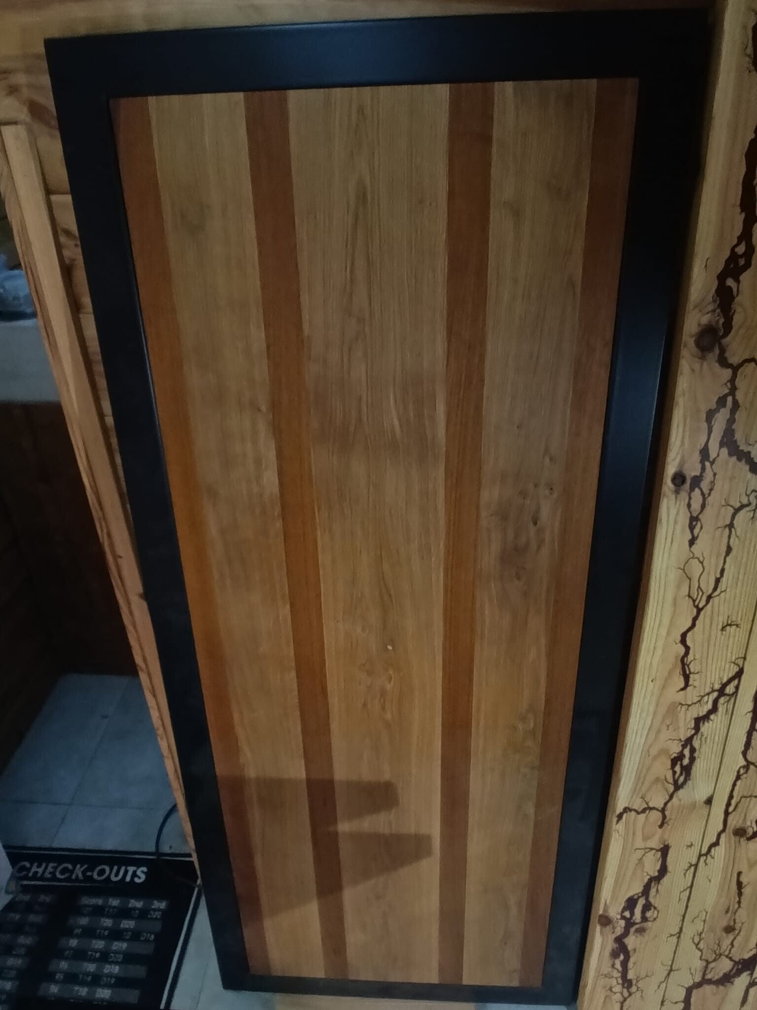 Tafel in blablabla hout met metalen rand