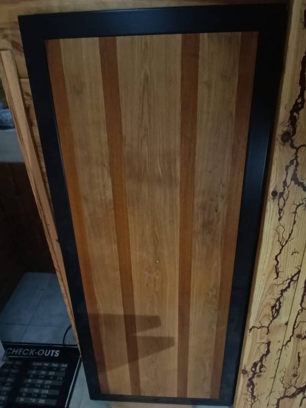 Tafel in blablabla hout met metalen rand
