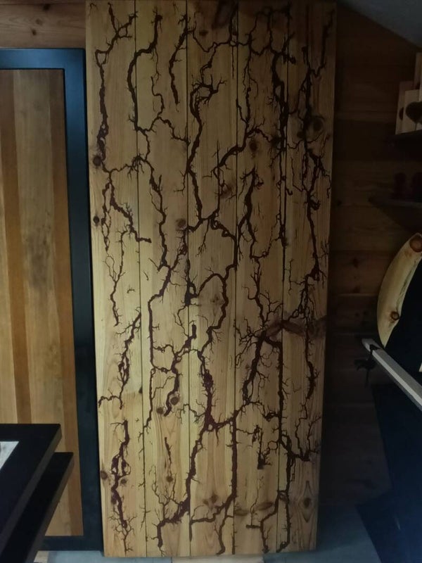 Tafel in blablabla hout gebrand met expoxy
