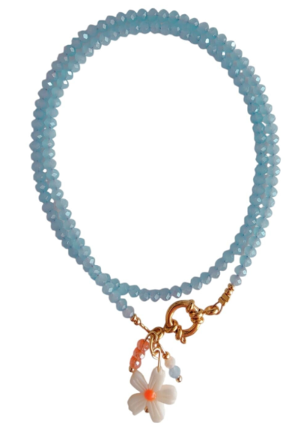 Ketting licht blauw met bloem bedel