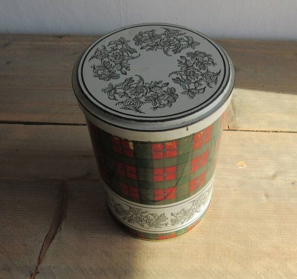 Nr: 35. Koek blik Tomado. Made in Holland.