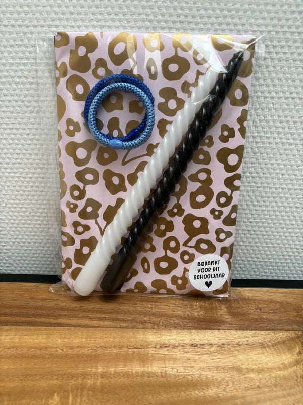 2 kaarsen en 2 knekkies