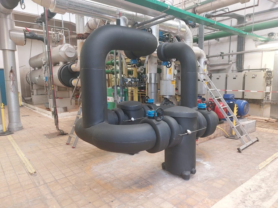 Technische installatie met zorgvuldig geïsoleerde leidingen