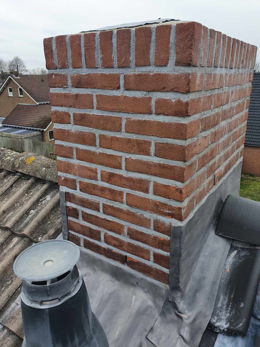 Gerenoveerde schoorsteen met verzorgd voegwerk