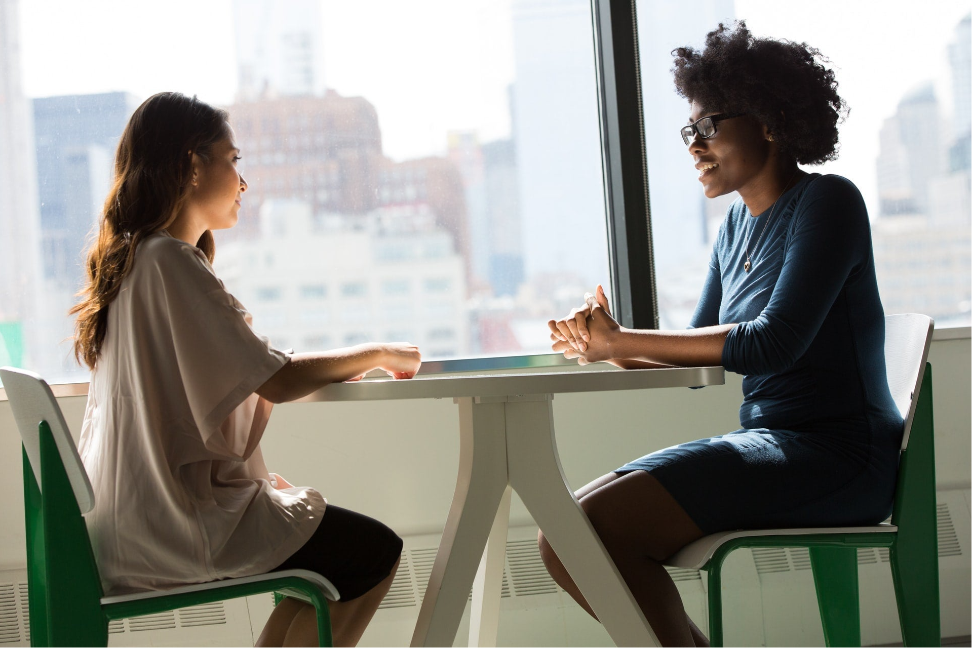 Séance de coaching individuel entre une personne et une coach