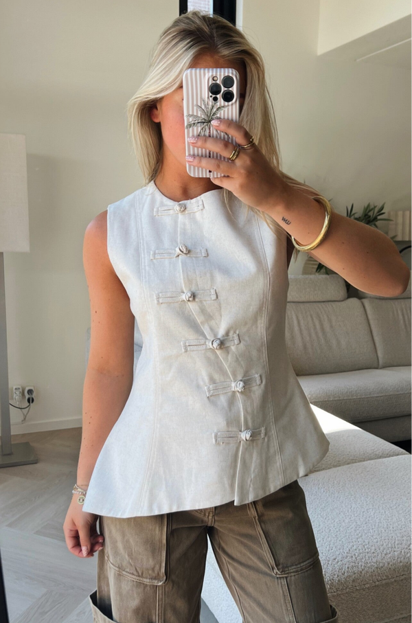 Top getailleerd knopen creme