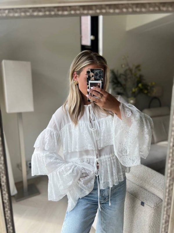 Ruffle blouse wit