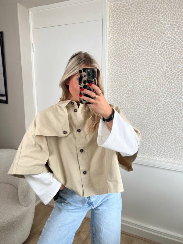 Cape trenchcoat beige