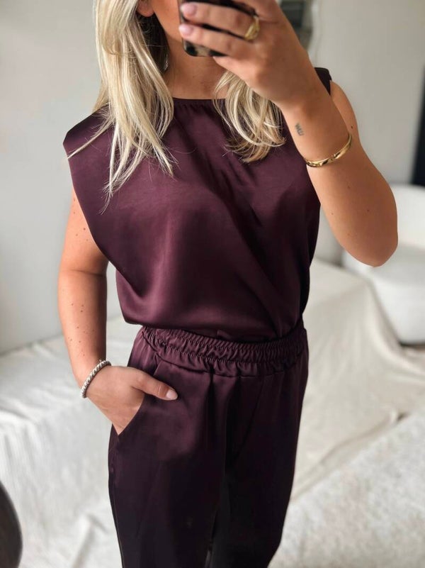Top satijn look aubergine