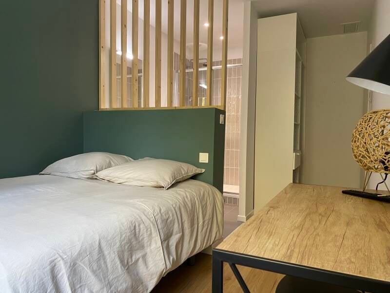 Chambre à louer à Agen avec lit confortable et espace repos