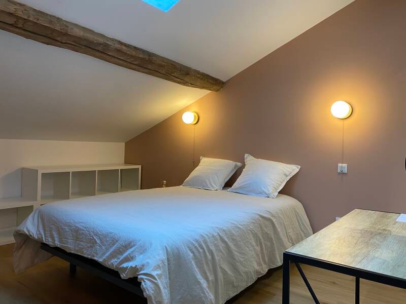 Chambre moderne à Agen avec lit double et décoration élégante